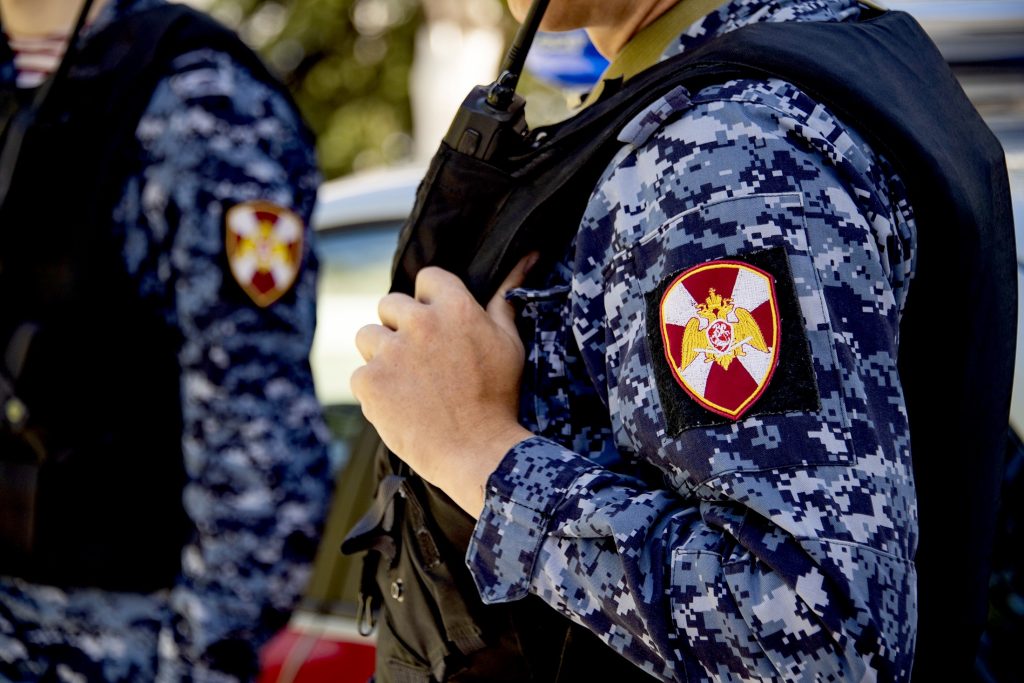 Сотрудников Росгвардии с детьми c инвалидностью обеспечат жильем без очереди