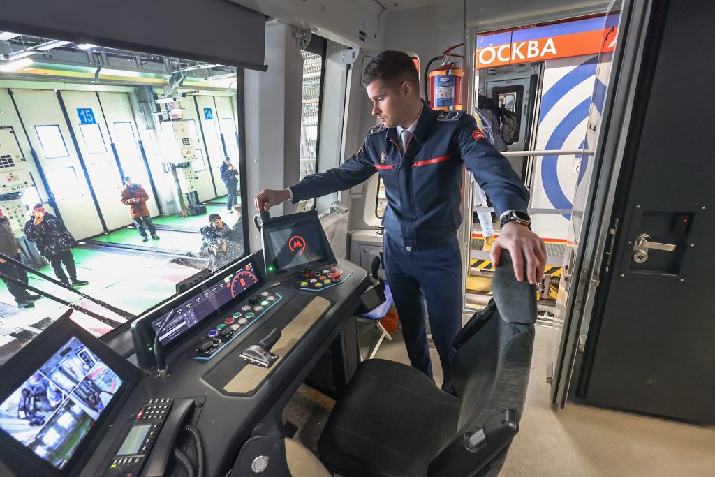 Новый состав "Москва-2026" проходит обкатку в метро