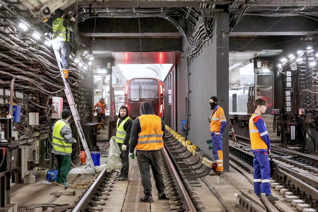 Помощник дорожного мастера Васягин рассказал, что происходит ночью в метро Помощник дорожного мастера Васягин рассказал, что происходит ночью в метро