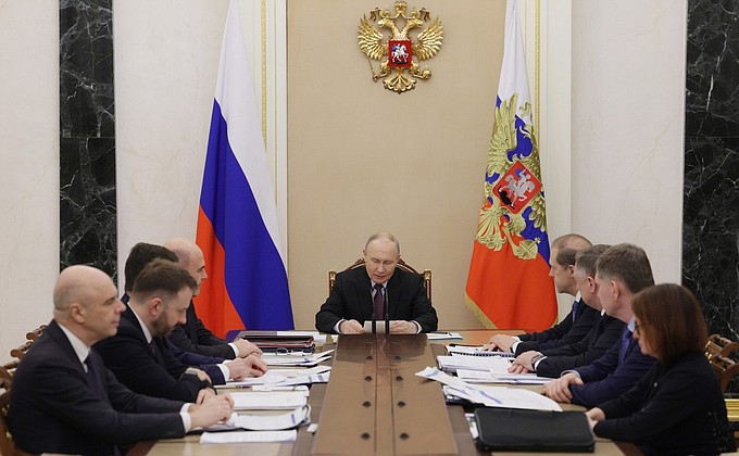 Президент России провел совещание по экономическим вопросам Президент России провел совещание по экономическим вопросам
