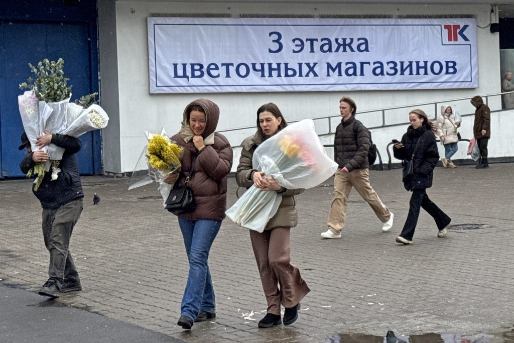 На Рижском рынке уже стоят очереди за цветами