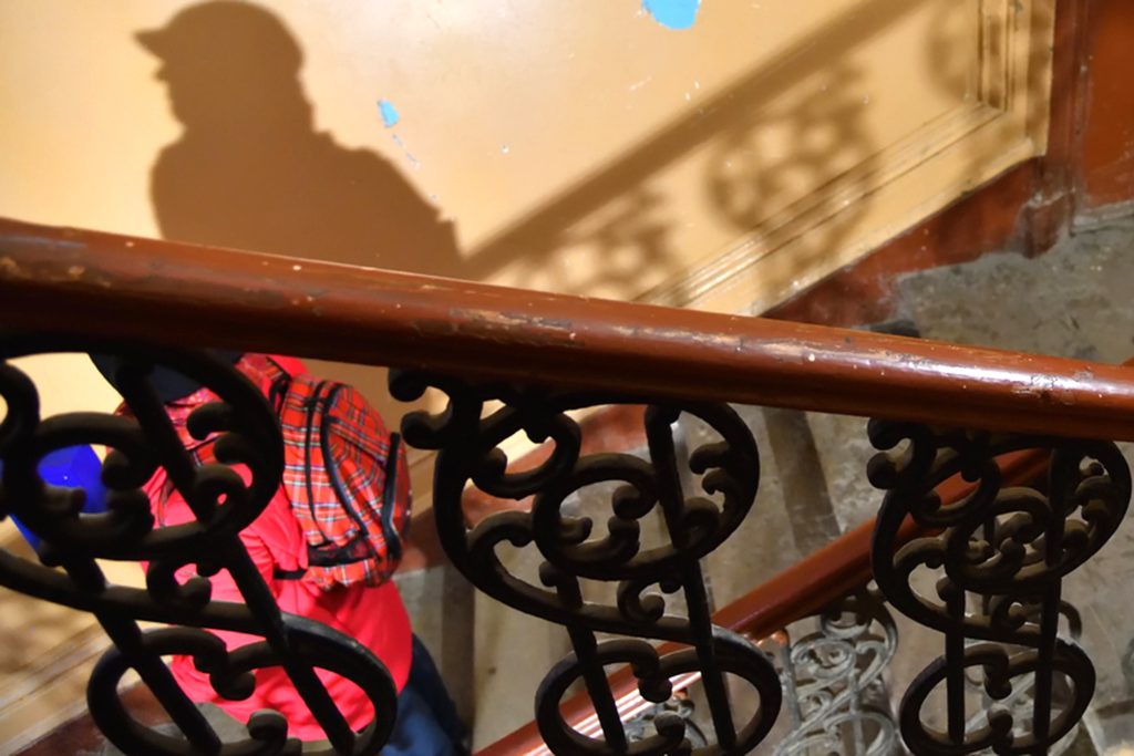 Москвичей стали чаще наказывать за перепланировки в подъездах