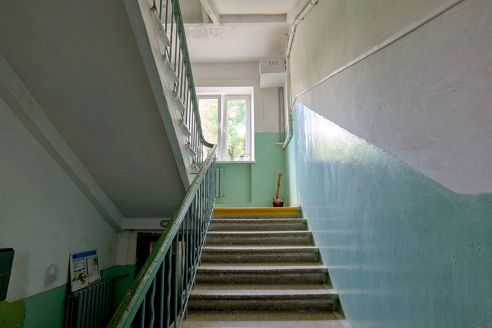 Россиянам рассказали, куда обращаться в случае сквозняка на лестничной клетке Россиянам рассказали, куда обращаться в случае сквозняка на лестничной клетке