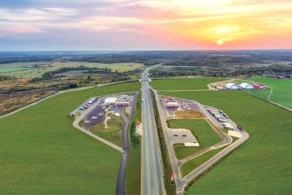 После снижения ключевой ставки запустят около 20 проектов дорожного строительства