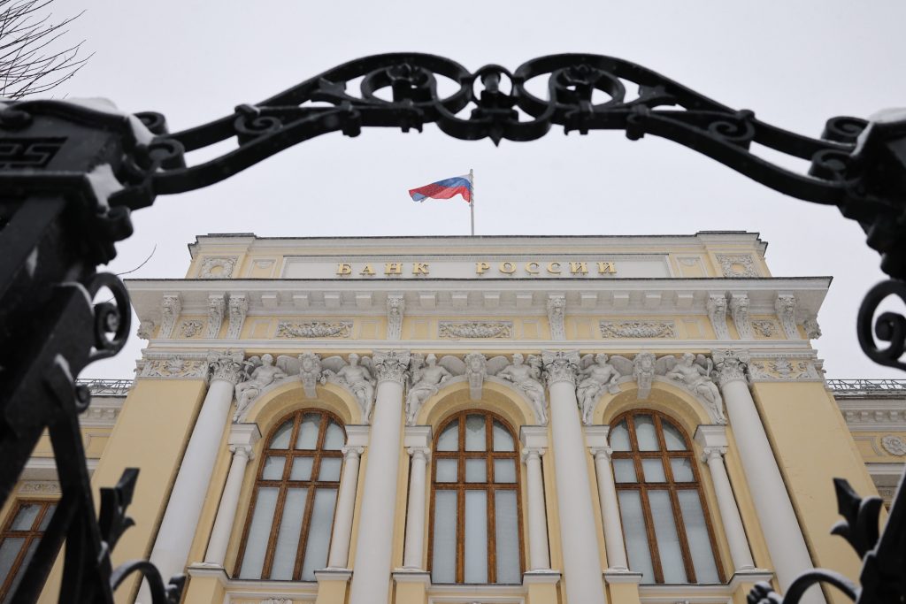 Эксперт Мягкова объяснила, зачем ЦБ вновь продлил ограничение на снятие валюты