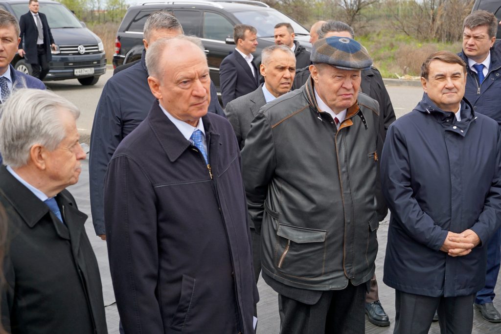 Патрушев обсудил развитие МТК "Север – Юг" и запустил стройку завода двигателей