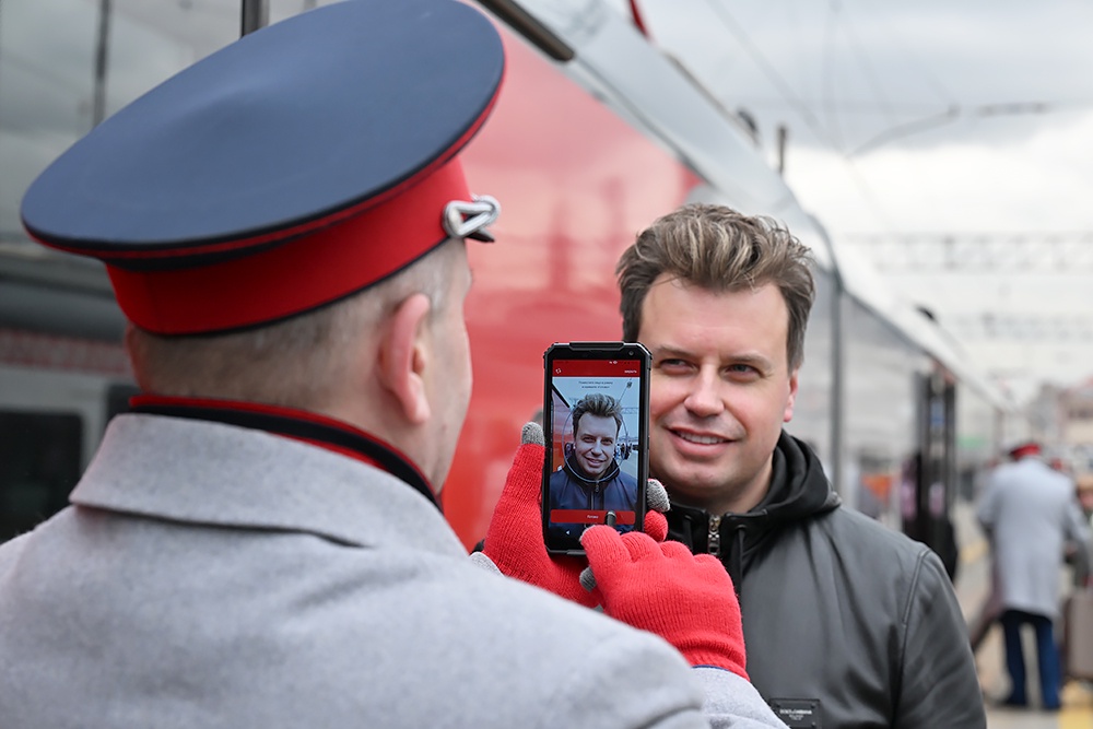 В РЖД пояснили, снимать ли пассажиру очки и капюшон для посадки по биометрии В РЖД пояснили, снимать ли пассажиру очки и капюшон для посадки по биометрии