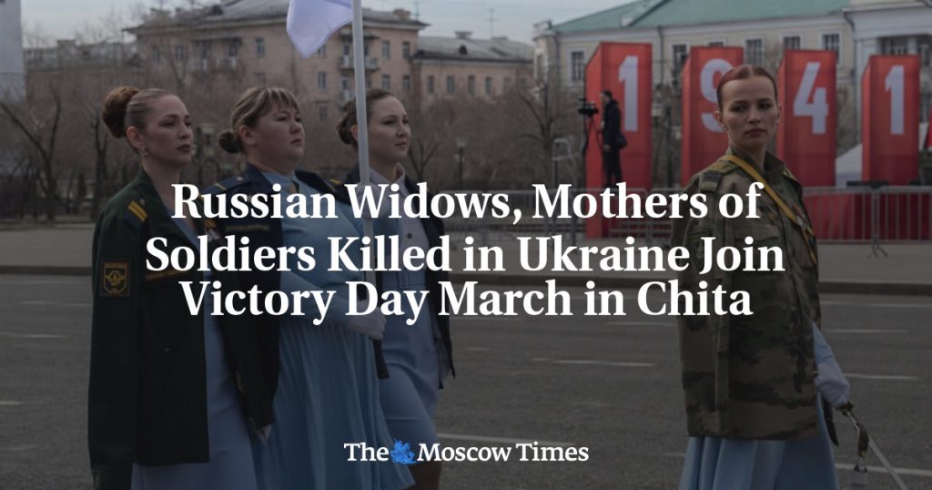 Вдовы и матери солдат, погибших в Украине, присоединились к маршу в День Победы в Чите