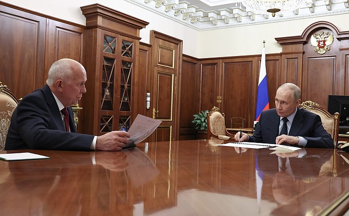 Встреча Президента России с Сергеем Чемезовым, главой госкорпорации «Ростех» Встреча Президента России с Сергеем Чемезовым, главой госкорпорации «Ростех»