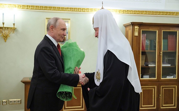 Владимир Путин поздравил Патриарха Кирилла с Днём тезоименитства Владимир Путин поздравил Патриарха Кирилла с Днём тезоименитства
