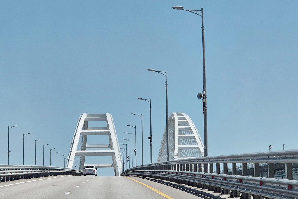 Крымский мост закрыт. Движение автотранспорта временно перекрыто Крымский мост закрыт. Движение автотранспорта временно перекрыто