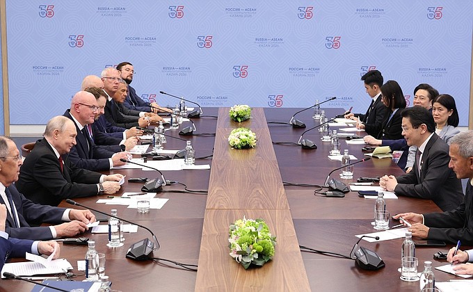 Встреча с Премьер-Министром Сингапура Лоуренсом Вонгом • Президент России Встреча с Премьер-Министром Сингапура Лоуренсом Вонгом • Президент России