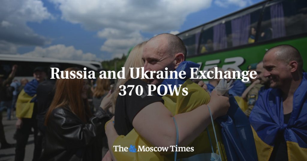 Россия и Украина обменялись 370 военнопленными Россия и Украина обменялись 370 военнопленными
