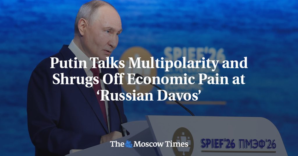 Путин обсуждает многополярность и игнорирует экономические трудности на «Российском Давосе» Путин обсуждает многополярность и игнорирует экономические трудности на «Российском Давосе»