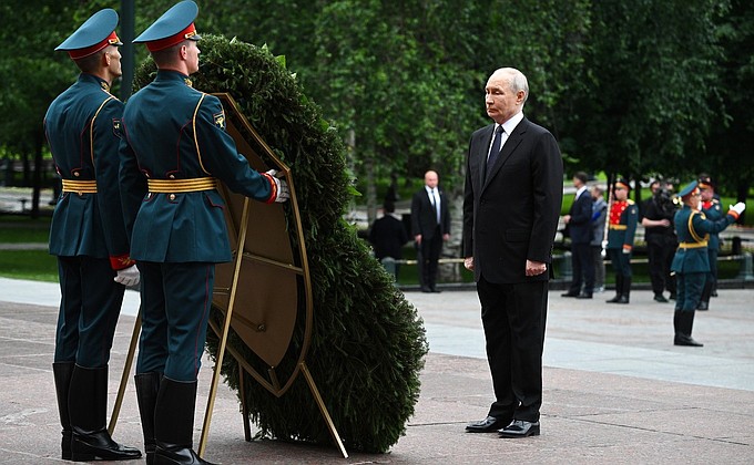 Церемония возложения венка к Могиле Неизвестного Солдата Президентом России Церемония возложения венка к Могиле Неизвестного Солдата Президентом России