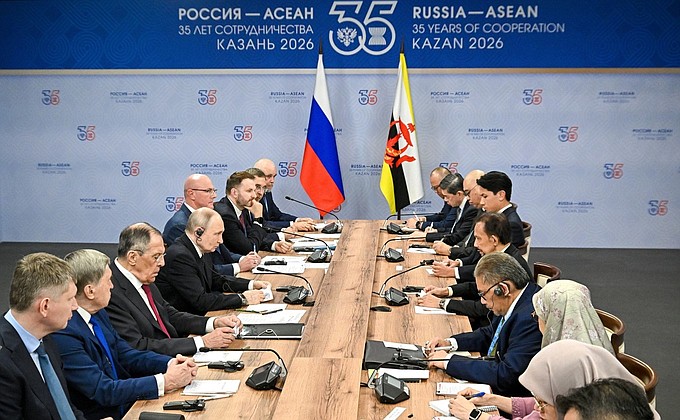 Переговоры с Султаном Брунея Хассаналом Болкиахом • Президент России Переговоры с Султаном Брунея Хассаналом Болкиахом • Президент России