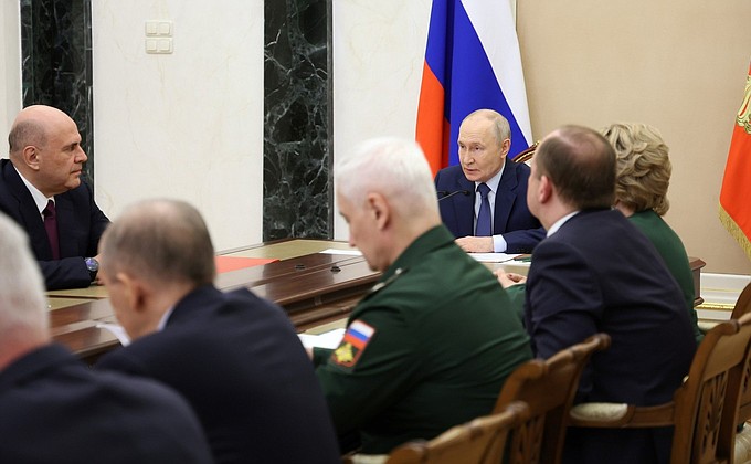 Совещание с членами Совета Безопасности при участии Президента России Совещание с членами Совета Безопасности при участии Президента России