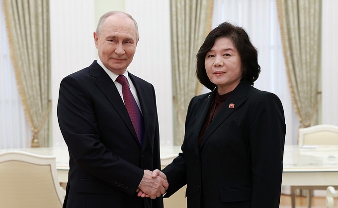 Президент России провел встречу с Министром иностранных дел КНДР Цой Сон Хи Президент России провел встречу с Министром иностранных дел КНДР Цой Сон Хи