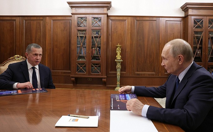 Совещание с вице-премьером и полпредом Президента в ДФО Юрием Трутневым Совещание с вице-премьером и полпредом Президента в ДФО Юрием Трутневым